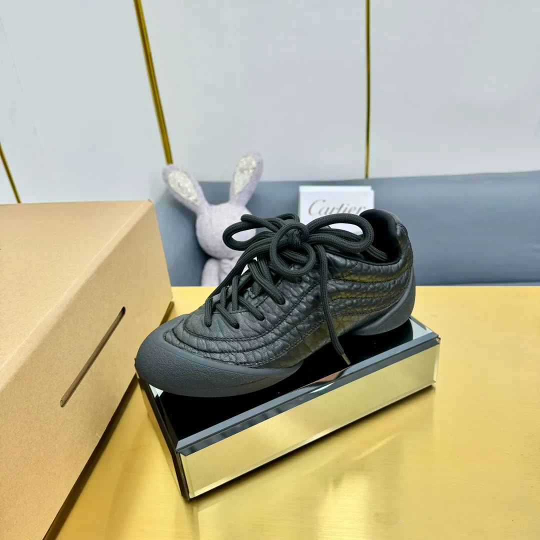 👟👟Ex-factory price 600👟👟 Men's size +10 The latest popular couple model ALEXANDER MCQUEEN/Alexander McQueen 24ss The latest autumn and winter Flexion series retro casual sneakers Original purchase development and production This Flexion Off white tone grain leather low-top sneakers use different sizes of laces and are matched with lightweight segmented soles inspired by anatomy. The reverse skull pattern is embossed on the heel. Fabric: Original customized imported first-layer cowhide. Lining: Customized imported breathable mesh lining. Sole: Original open-molded non-slip TPU material. Size: #women's model 35-40 #men's model 39-45 (custom-made for 45, non-refundable)